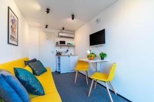 Köök või kööginurk majutusasutuses Apartments24 CITYBOX +13 fotot