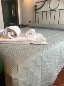 a bed with two towels on top of it at A La Casa Dei Potenti in San Gimignano +62 photos