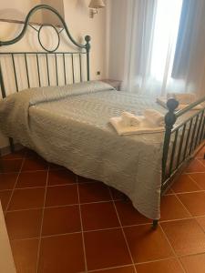 a bed with two towels on it in a bedroom at A La Casa Dei Potenti in San Gimignano