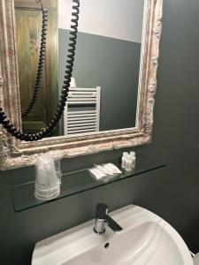 a bathroom with a mirror and a sink at A La Casa Dei Potenti in San Gimignano