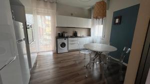 cocina con mesa blanca y cocina con fogones en Giovy House, en Lazise 17 fotos más