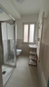 Un baño con ducha, lavabo e inodoro. en Giovy House, en Lazise