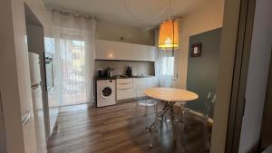 una cocina con mesa y mesa y una cocina con mesa en Giovy House, en Lazise