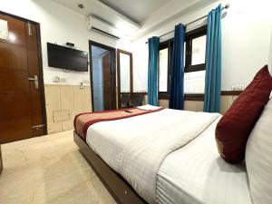 Postel nebo postele na pokoji v ubytování Hotel The Daanish Residency - Karol Bagh