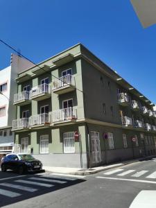 un edificio con un coche aparcado delante en Tenerife Dream Apartment, en Las Galletas