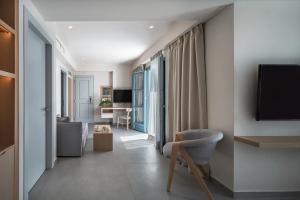 TV a/nebo společenská místnost v ubytování Aeifos Boutique Hotel
