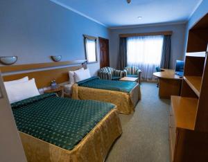Postel nebo postele na pokoji v ubytování The Crescent Beach Hotel + 32 fotografií