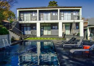 een huis met een zwembad voor een huis bij Cosy Nest 5min2 Sandton City 6 in Vosburg