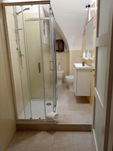 un bagno con doccia, lavandino e WC di GiuattyHomeHolidayTermoli2 a Termoli Altre 9 foto