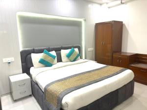Postel nebo postele na pokoji v ubytování Hotel The Daanish Residency - Karol Bagh