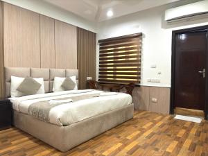Postel nebo postele na pokoji v ubytování Hotel The Daanish Residency - Karol Bagh