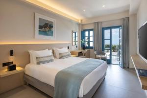 Postel nebo postele na pokoji v ubytování Aeifos Boutique Hotel + 37 fotografií