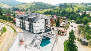 Nespecifikovaný výhled na hory nebo výhled na hory při pohledu z hotelu