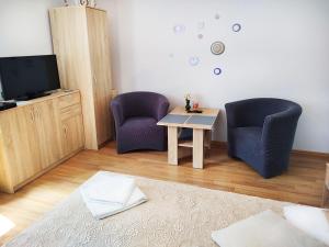 Televízia a/alebo spoločenská miestnosť v ubytovaní Atena