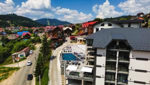 Nespecifikovaný výhled na hory nebo výhled na hory při pohledu z hotelu