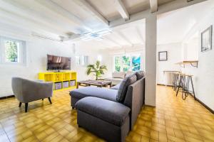 ブリーヴ・ラ・ガイヤルドにあるLa Pause des 6 - Maison Paisibleのリビングルーム(椅子2脚、ソファ付)