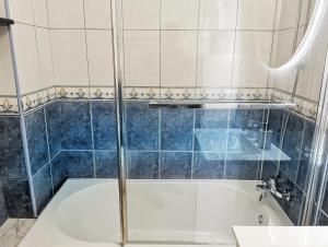 un baño con ducha y bañera en Tenerife Dream Apartment, en Las Galletas 33 fotos más