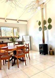 una cucina con tavolo, sedie e fornelli di Serena Cottage a Nottingham Road