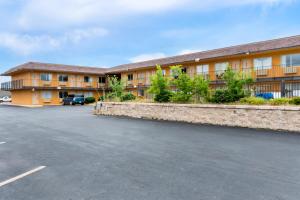 an empty parking lot in front of a building at Americas Best Value Inn Stillwater in Stillwater
