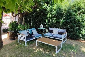 Zahrada ubytování FRGK Golfe-Juan Coastal House with Garden & Terrace Near Beaches & Ultra-Fast Wi-Fi