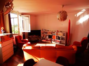 Μια τηλεόραση ή/και κέντρο ψυχαγωγίας στο Cosy appartement 10 min from Paris