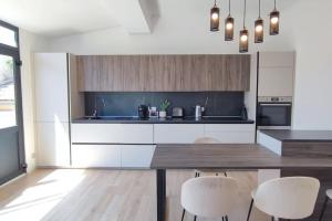 Kuchyň nebo kuchyňský kout v ubytování FRGK Golfe-Juan Coastal House with Garden & Terrace Near Beaches & Ultra-Fast Wi-Fi + 13 fotografií