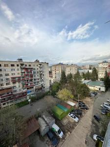 una vista de un aparcamiento en una ciudad en Kutaisi Apartment, en Kutaisi