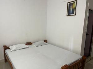 Postel nebo postele na pokoji v ubytování KRK ROOMS Kottarakara