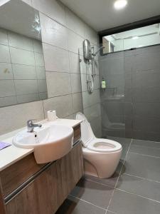 シブにあるHanns residenceのトイレ、洗面台、シャワー付きのバスルーム