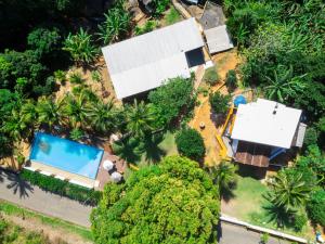 an overhead view of a house and a swimming pool at Pousada Moinho D'água in Guarapari