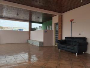 Predel za sedenje v nastanitvi Quarto com cama de casal - Sobrado