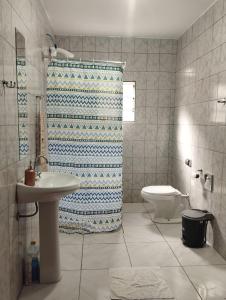 Kopalnica v nastanitvi Quarto com cama de casal - Sobrado + 24 fotografij