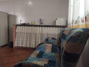 Predel za sedenje v nastanitvi Quarto com cama de casal - Sobrado