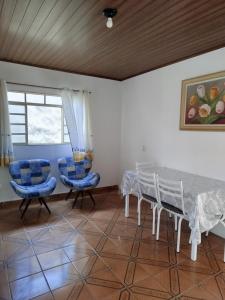 Predel za sedenje v nastanitvi Quarto com cama de casal - Sobrado