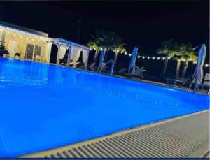 Bazén v ubytování Luxury Home & Pool nebo v jeho okolí