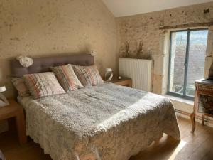 Ένα ή περισσότερα κρεβάτια σε δωμάτιο στο Perche King's Bedroom in MaisonNomadeChic