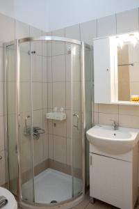 Ένα μπάνιο στο Hotel Elena  +100 φωτογραφίες