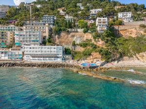an aerial view of a beach with buildings at Hotel La Perla Del Capo in Ospedaletti