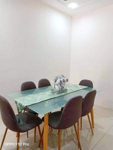 einem Esstisch mit 4 Stühlen in der Unterkunft Rara Homestay Kuala Kangsar in Kuala Kangsar