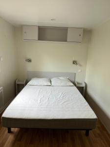 "LE MARINA" Maison & Appartements proche de la mer avec piscine客房内的一张或多张床位