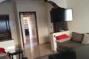 a living room with a couch and a red pillow at Vivre un experience inoubliable in Casablanca