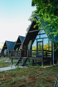 a small cabin with a porch and a roof at Mora Farmhouse in Ardeşen