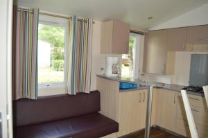 Kuchnia lub aneks kuchenny w obiekcie camping Le moulin