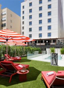 Bazén v ubytovaní Hard Rock Hotel Madrid alebo v jeho blízkosti