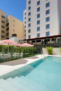 Bazén v ubytovaní Hard Rock Hotel Madrid alebo v jeho blízkosti