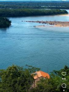 una isla en medio de un río en Rancho Villa hospedagem, en Pôrto Primavera