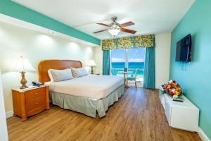 Кровать или кровати в номере Fort Lauderdale Beach Resort by Vacatia
