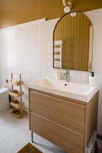 Koupelna v ubytování Maison de Léa, climatisée, 50 m marché local de Bergerac, terrasse + 14 fotografií