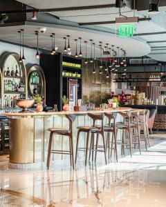 bar w restauracji z stołkami i ladą w obiekcie InterContinental Doha The City by IHG w mieście Doha