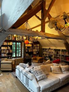 Η βιβλιοθήκη του ξενώνα